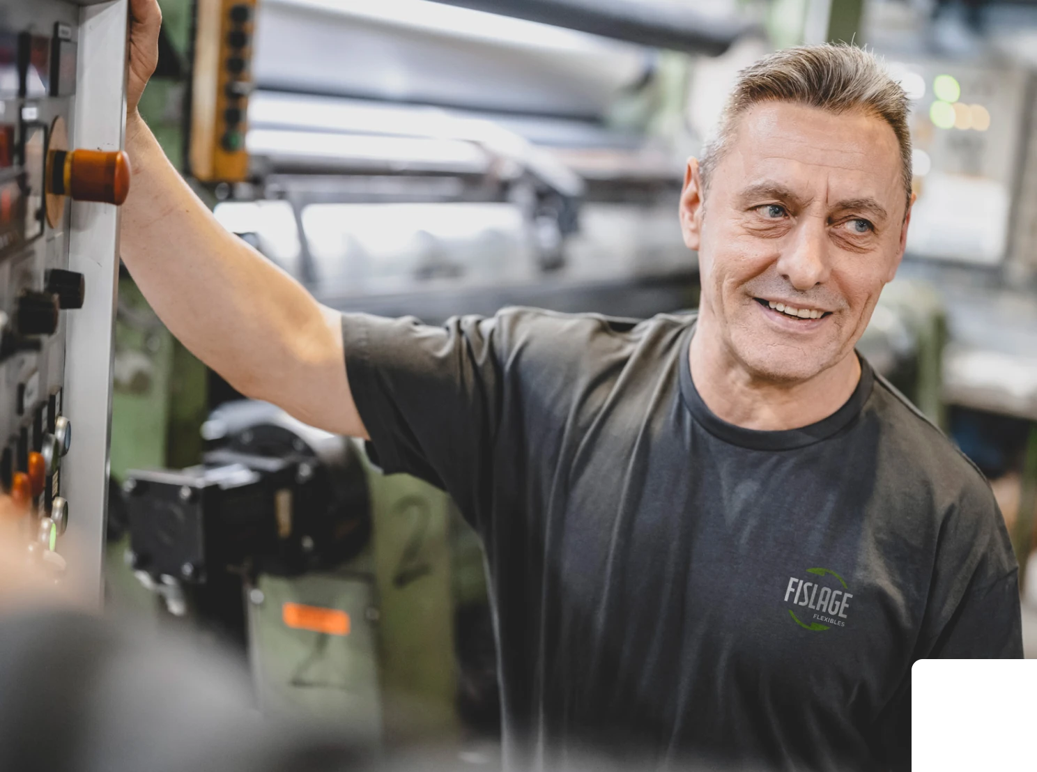 Bild von Mitarbeiter vor Maschine