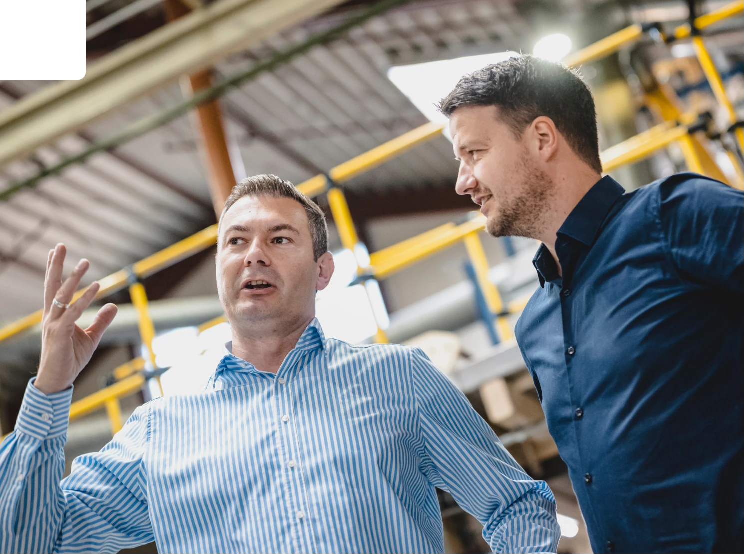 Bild von zwei Mitarbeitern in Produktionshalle